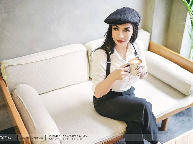 Pose Makan Siva Aprilia, Model yang Dadanya Tersenggol Petarung MMA