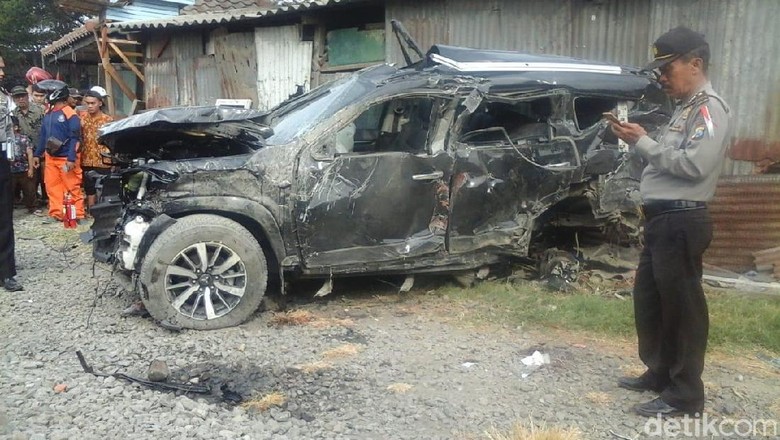 SUV Tertabrak Kereta Api di Surabaya, 3 Orang Tewas SUV Tertabrak Kereta Api di Surabaya, 3 Orang Tewas