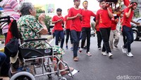 Beberapa ruas jalan ditutup untuk kirab budaya ini.