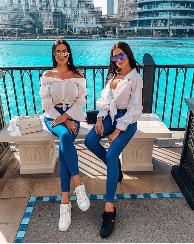 “Jangan stres tentang itu. Minum banyak air putih, jangan minum alkohol, latihan dan biasanya aku hanya pergi ke gym tiga kali seminggu,” tulis Laura di webnya. Foto: Dok. Instagram @thebaduratwins