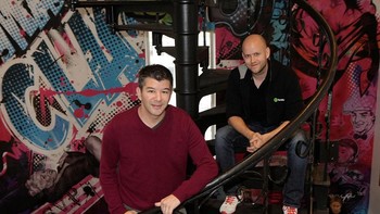 Bersama pendiri Uber, Travis Kalanick. Awal mula Spotify adalah saat dia kenalan dengan seorang veteran Silicon Valley bernama Martin Lorentzon yang sudah kaya raya dan seperti Daniel, bosan dengan hidupnya. Setelah nongkrong beberapa lama, keduanya akhirnya punya misi untuk mengguncang industri musik. Daniel merasa industri musik sedang sekarat. Ketemulah nama Spotify. Mulailah mereka merekrut orang. Foto: Getty Images