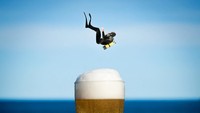 Kalau beneran ada beer diving, kamu mau coba nggak? Kaya gimana rasanya, ya? Yang jelas kalau tenggelam dan tak sengaja meminum banyak bir, kamu bisa mabuk. Foto: Instagram jamespopsys