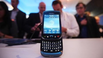 Salah satu ponsel ngehits dari BlackBerry adalah model Torch yang terlihat sangat keren. Foto: Getty Images