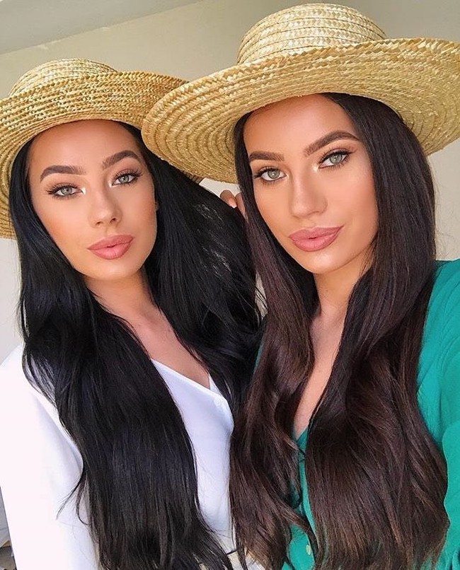 The Badura Twins ini juga dikenal sebagai model seksi yang pernah menghiasi tampilan majalah Playboy. Foto: Dok. Instagram @thebaduratwins