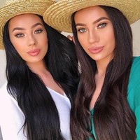 The Badura Twins ini juga dikenal sebagai model seksi yang pernah menghiasi tampilan majalah Playboy. Foto: Dok. Instagram @thebaduratwins