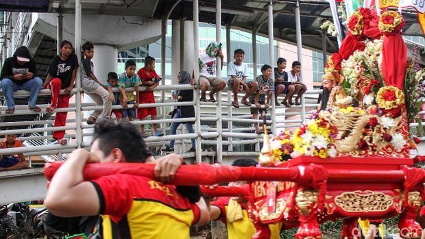 Warga keturunan Tionghoa menggelar acara kirab budaya dan ruwat bumi di Jalan Hayam Wuruk, Jakarta. Minggu (21/10/2018). Kirab berlangsung meriah.