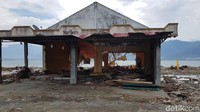 Bangunan toko ini juga hancur terkena terjangan tsunami. (Elvan Dany Sutrisno/detikcom)