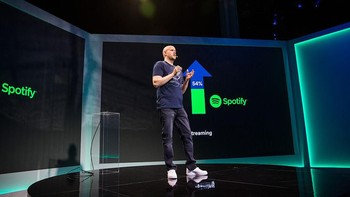 Daniel kuliah di Royal Institute of Technology jurusan teknik. Tapi ia drop out hanya dalam 8 minggu karena merasa hanya belajar teori. Gagal kuliah itu tak bepengaruh besar, ia malah jadi kaya. Daniel yang kreatif dan pintar kemudian membuat program untuk sebuah perusahaan dan dibayar USD 1 juta. Dari jualan paten, ia dibayar lagi USD 1 juta. Foto: Getty Images