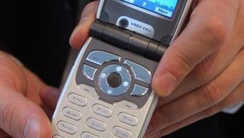 Strategu Sony Erucsson adalah merilis ponsel yang kuat di bidang multimedia dan fotografi. Untuk itu, mereka adalah salah satu pelopor ponsel warna dan memiliki kamera digital yang kala itu masih langka. Foto: Getty Images