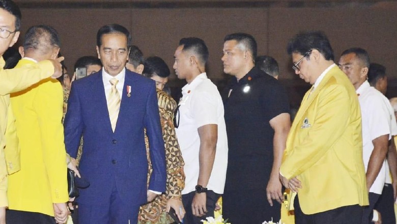 Berdasi Kuning, Jokowi Hadiri HUT ke-54 Golkar Berdasi Kuning, Jokowi Hadiri HUT ke-54 Golkar