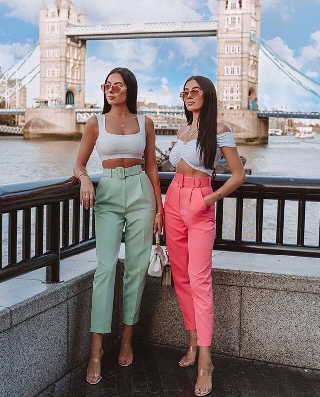 Nama dua bersaudara Klaudia Badura dan Laura Badura juga cukup populer sebagai selebriti internet karena pesona kecantikannya dan juga penampilannya yang seksi. Foto: Dok. Instagram @thebaduratwins