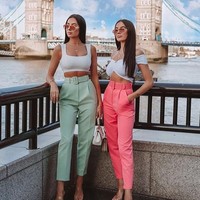 Nama dua bersaudara Klaudia Badura dan Laura Badura juga cukup populer sebagai selebriti internet karena pesona kecantikannya dan juga penampilannya yang seksi. Foto: Dok. Instagram @thebaduratwins