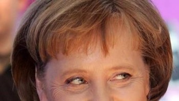 Kanselir Jerman Angela Merkel memegang salah satu model ponselnya. Foto: Getty Images