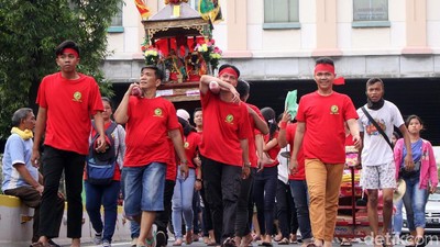Potret Kemeriahan Kirab Budaya dan Ruwat Bumi di Glodok