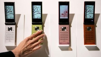 Salah satu ponsel lipat cantik yang mereka rilis. Foto: Getty Images