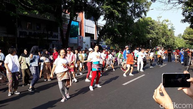 Aksi muda-mudi Solo ajak warga Solo ikuti Indonesia Menari.