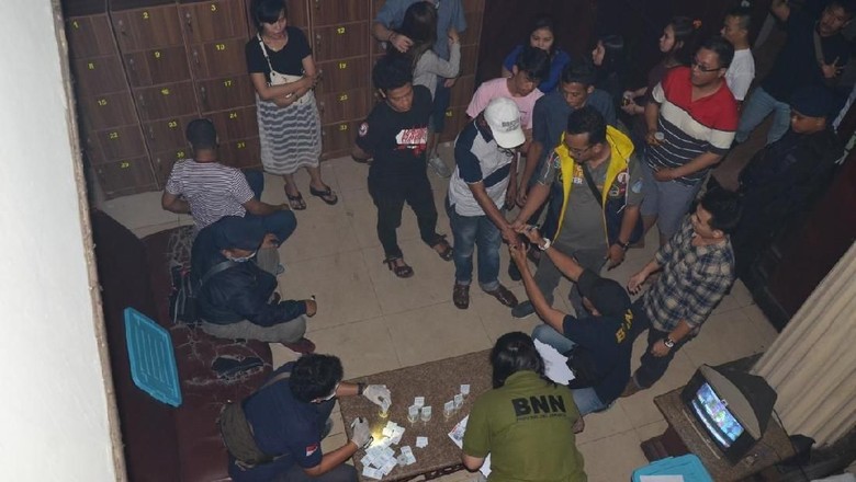 52 Orang Terjaring Razia Narkoba di Diskotek Old City 52 Orang Terjaring Razia Narkoba di Diskotek Old City