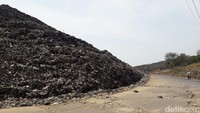 Soal isu truk sampah DKI yang dihadang saat hendak ke TPST Bantargebang, ini bermula dari problem dana hibah yang belum tersalurkan dari DKI ke Bekasi. Namun Gubernur Anies Baswedan menyatakan Pemprov DKI sudah memberikan dana hibah ke Pemkot Bekasi sebanyak Rp 194 miliar.  (Isal Mawardi/detikcom)