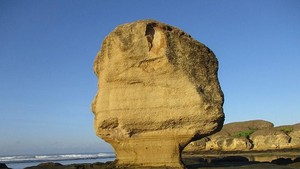 Batu Payung Ambruk