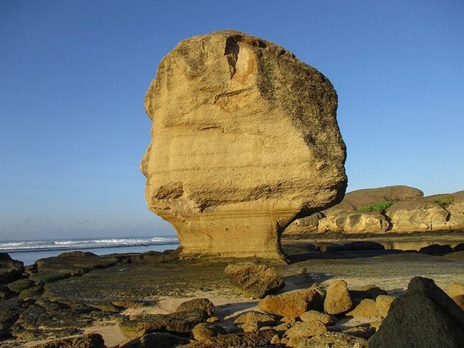 Batu Payung Ambruk
