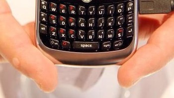 BlackBerry mulai memikat pengguna di Indonesia sepertinya sekitar tahun 2006 dan mencapai puncaknya di 2008 sampai beberapa tahun setelahnya. BlackBerry jadi smartphone terpopuler di sini, siapa yang punya merasa bangga. Foto: Getty Images