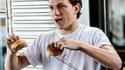Gaya Asyik Tom Holland Saat Makan Donat dan Pizza
