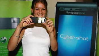 Sayang lama kelamaan, Sony Ericsson digerogoti kompetitor yang lebih lincah dan lebih menuruti kemauan konsumen. Pada tahun 2011, Sony mengakuisisi seluruh saham Ericsson. Foto: Getty Images