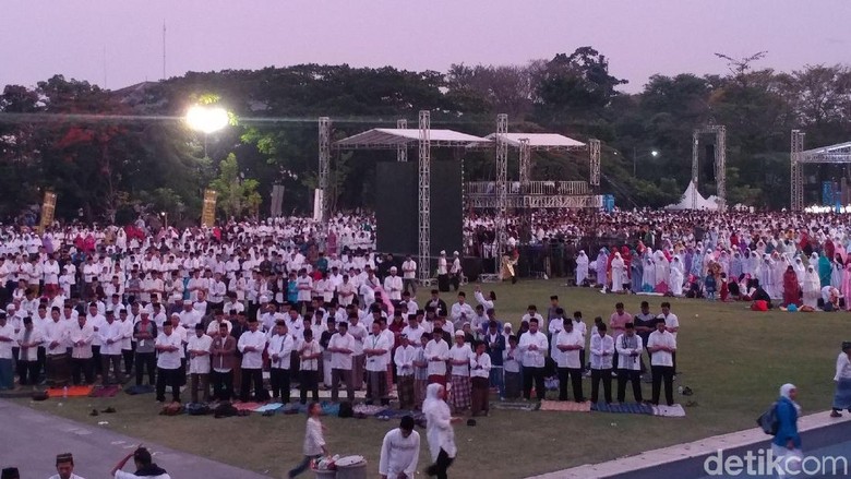 Ribuan Santri Salat Berjamah di Lapangan Gasibu Bandung Ribuan Santri Salat Berjamah di Lapangan Gasibu Bandung