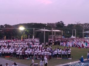 Ribuan Santri Salat Berjamah di Lapangan Gasibu Bandung