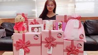 Memasuki usia 26 tahun, gayanya makin terlihat dewasa. Perayaannya juga terlihat lebih simple. Tak ada kue ulang tahun khusus, hanya ada beberapa kue kecil. Foto: Instagram geewooni