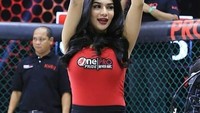 Bukan hanya dikenal sebagai ring girl, Siva juga seorang model dan DJ. Lewat instagramnya, Siva banyak membagikan kegiatan hariannya termasuk saat pose seru kulinerannya. Foto: Instagram @sivaapriliareal