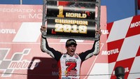Marc Marquez meraih gelar juara dunia ketujuh sebagai pebalapa atau yang kelima di kelas MotoGP 2018. Luar biasa, Marquez. (Tori Hanai/Reuters)
