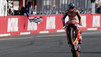 Di putaran keempat terakhir, Marquez berhasil menyalip Dovizioso. Keduanya bertarung hingga dua putaran terakhir sebelum Dovizioso jatuh dan finis ke-18 sehingga Marquez pun mulus menuju garis finis. Reuters/Toru Hanai.