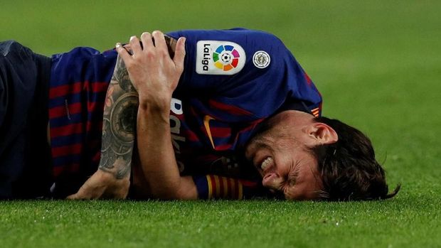 Lionel Messi cedera ketika menghadapi Sevilla.