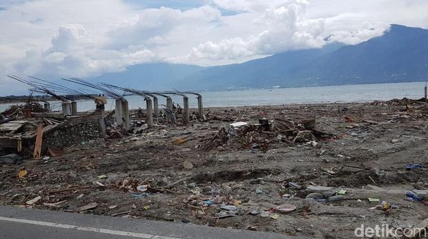 Jokowi Minta Penangkal Tsunami Palu Tak Diributkan Melulu