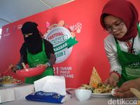 Serunya Lomba Masak Mie dan Cicip Pallubasa di Festival Kuliner Makassar