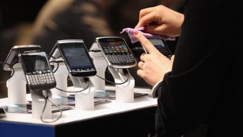 Beberapa model BlackBerry, salah satunya Storm yang mengusung layar sentuh sebagai jawaban atas persaingan dengan iPhone dan Android. Sayang, ponsel ini gagal di pasaran. Foto: Getty Images