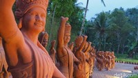 Inilah Taman Gandrung Terakota di Banyuwangi. Taman ini unik karena menyimpan visualisasi 1.000 patung penari gandrung yang tengah beraksi (Ardian/detikTravel)