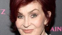 Pengusaha yang juga istri musisi Ozzy Osbourne, Sharon Osbourne tak ragu bicara blak-blakan soal kanker usus yang diidapnya pada 2002. Melalui tayangan The Osbournes, Sharon berbagi pengalaman mulai dari diagnosa hingga pemulihan. (Getty Images) 