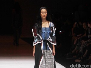 Ketika Batik dan Tenun Dituangkan dalam Gaya Jepang di JFW 2019