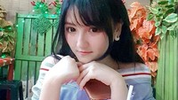 Senyumnya simpel tapi tetap tampil manis. Segelas minuman dingin jadi teman santai Billa kali ini. Billa tengah merintis karir di dunia hiburan, ia beberapa kali tampil dalam berbagai program televisi. Foto: instagram @misseunjaelee