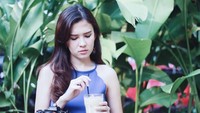 Nama Michelle Joan mulai terkenal saat membintangi sinetron Ganteng Ganteng Serigala, wanita berusia 25 tahun ini suka sekali dengan minuman dingin yang manis dan segar. Foto: Instagram @michellejoan