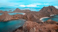 Lanjut, ada Taman Nasional Komodo pada pecahan Rp 50.000. Taman Nasional Komodo menjadi tempat wisata yang tertera di pecahan Rp 50.000. Ciri khas dari tempat wisata ini adalah satwa komodo. Komodo merupakan satwa endemik Nusa Tenggara Timur sehingga hanya dapat ditemukan di sana. Saat ini status komodo adalah hewan yang dilindungi dari ancaman kepunahan. Khairul Leon/dTraveler