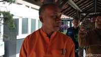 Putusan yang diberikan hakim kepada Sansudin lebih ringan ketimbang tuntutan jaksa yang meminta hakim menjatuhkan pidana penjara seumur hidup.