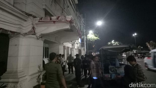 Satpol PP menyegel diskotek Old City, Senin (22/10/2018) 