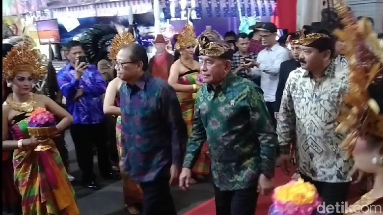 Kompak Pakai Udeng, Menhan dan Panglima TNI Hadiri MBB Internasional Kompak Pakai Udeng, Menhan dan Panglima TNI Hadiri MBB Internasional