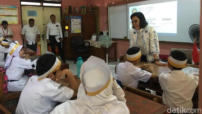 Foto: Menkeu Sri Mulyani mengajar anak SD/Foto: Sylke Febrina-dertikFinance Foto: Menkeu Sri Mulyani mengajar anak SD/Foto: Sylke Febrina-dertikFinance