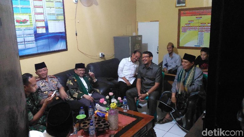 Wabup Garut-Ketua MUI Bahas Pembakaran Bendera Berkalimat Tauhid Wabup Garut-Ketua MUI Bahas Pembakaran Bendera Berkalimat Tauhid