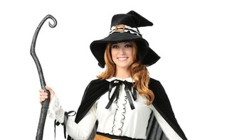 Penyihir, identik dengan jubah serta topi runcing serta sapu lidi menempati urutan kelima. Kostum ini  selalu ada saja yang memakai setiap tahunnya. (Foto: teenvogue)