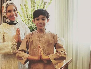 8 Bonding Seru Rossa dengan Anak Semata Wayangnya